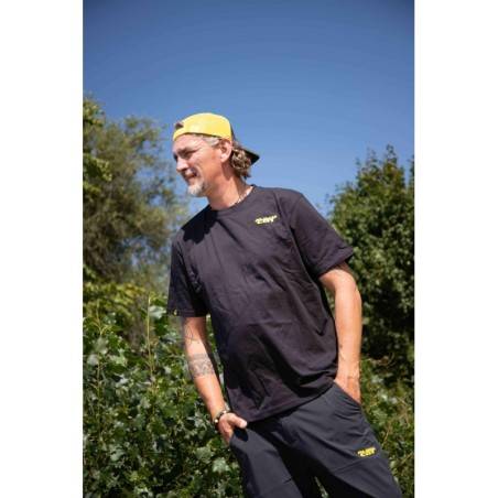 Black Cat Chase Dreams Black Tee